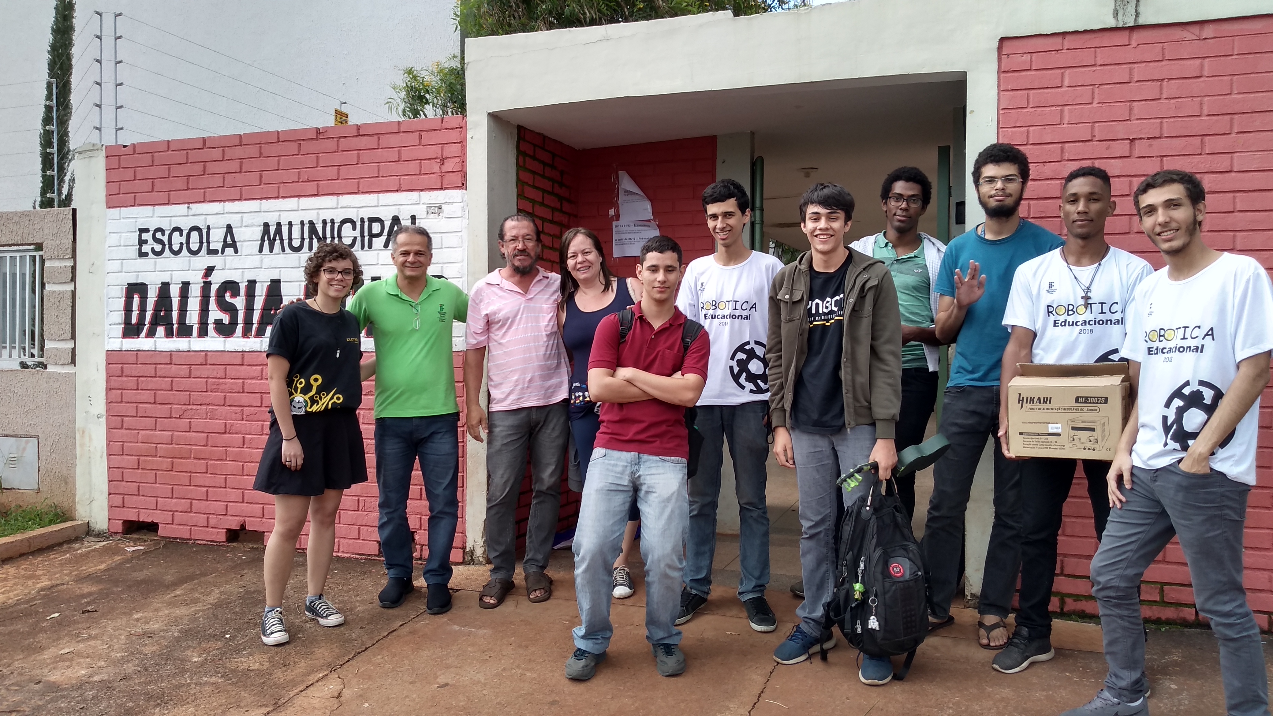 Projeto de extensão de robótica educacional promove oficinas para montagem de robôs na Escola Mun. Professora Dalísia Dolles, em Goiânia.